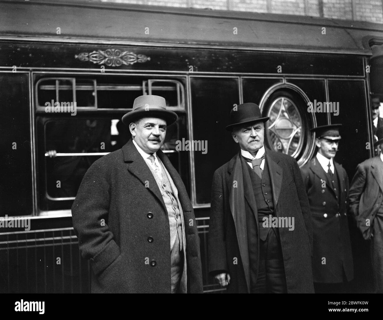 Llega el primer ministro francés. M Herriot , el primer Ministro francés , llegó a Londres para la Conferencia de reparaciones . M Herriot con M Perretti Della Rocca en la estación Victoria. 15 de julio de 1924 Foto de stock