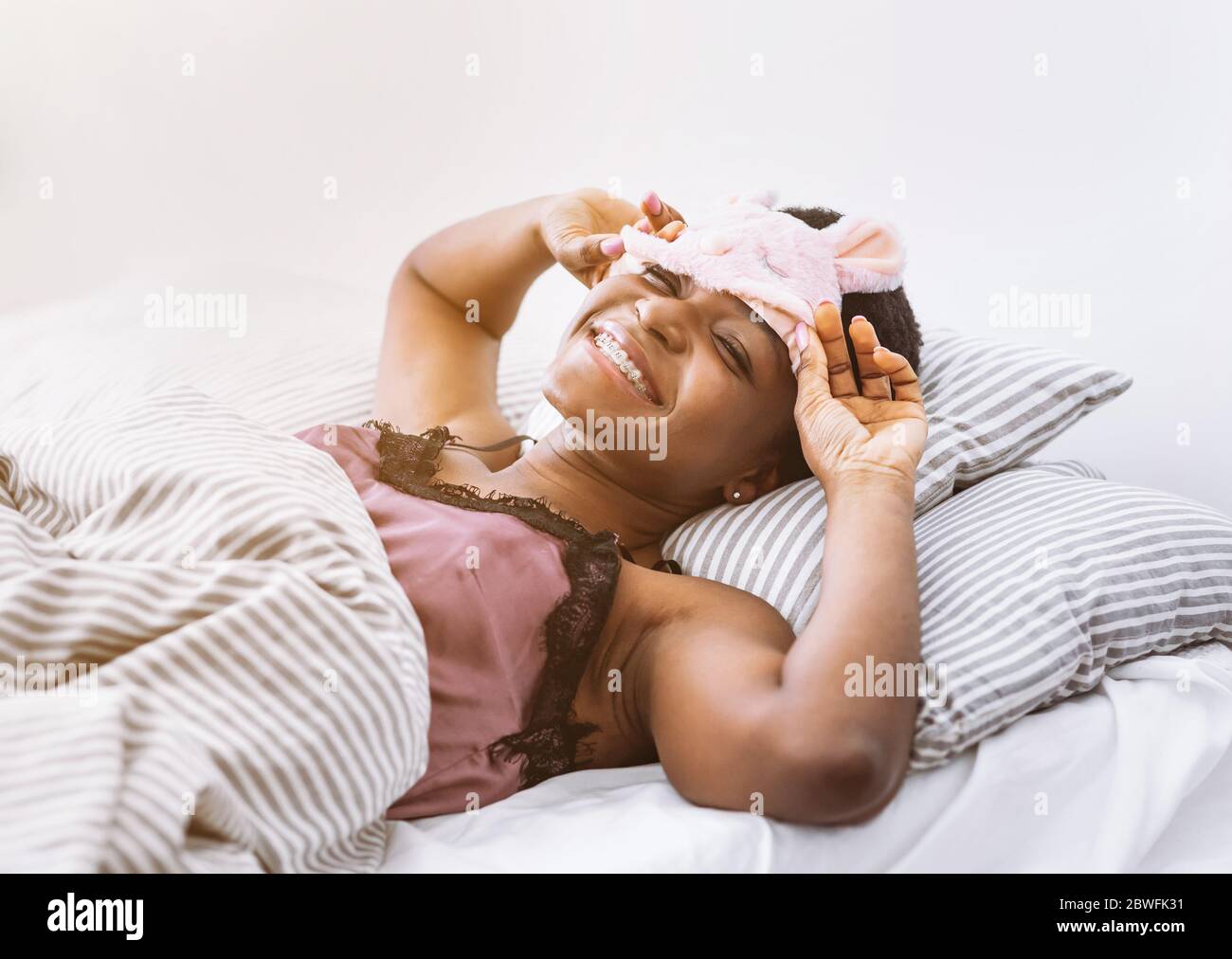 Antifaz dormir fotografías e imágenes de alta resolución - Alamy