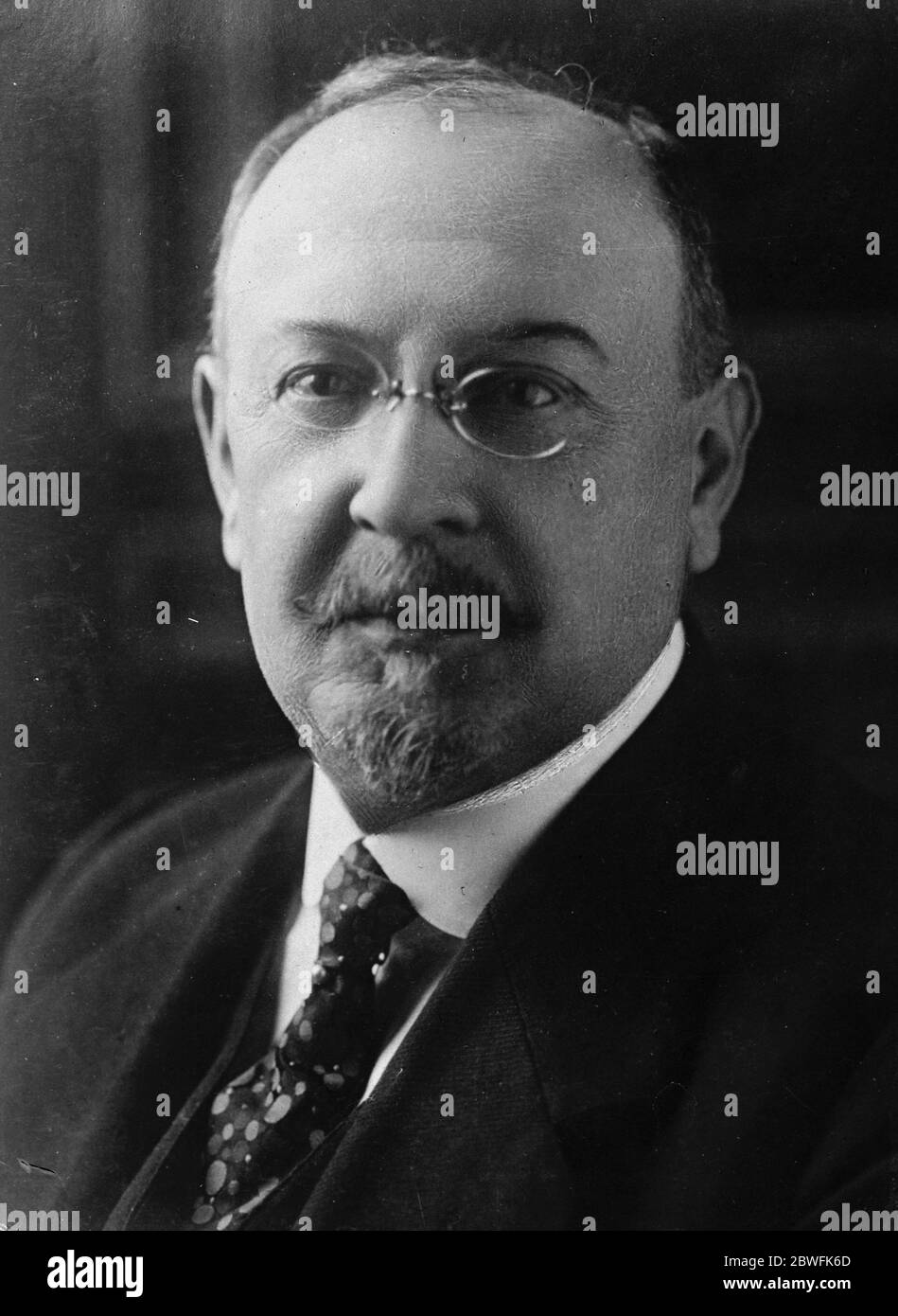 París Prefecto para ir se anuncia que el Gobierno francés sustituirá a M Naudin , prefecto de la policía a consecuencia de la manifestación del martes por la policía que exige una remuneración más alta el 15 de diciembre de 1923 Foto de stock