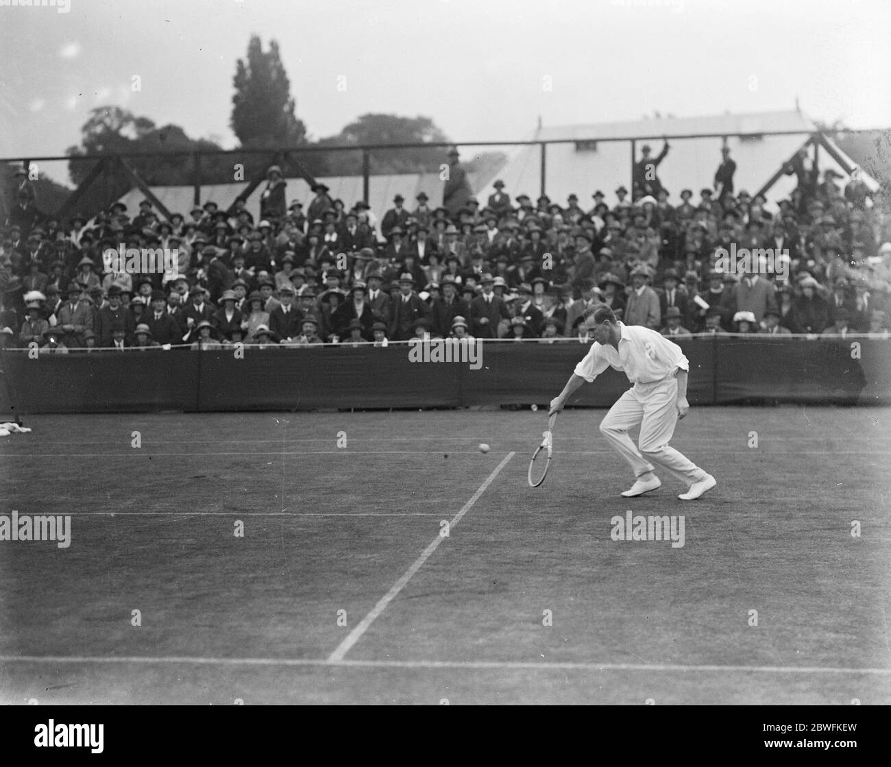 Campeonato de Tenis de césped en Wimbeldon G L Patterson en juego contra un R F Kingscote 1 de julio de 1922 Foto de stock