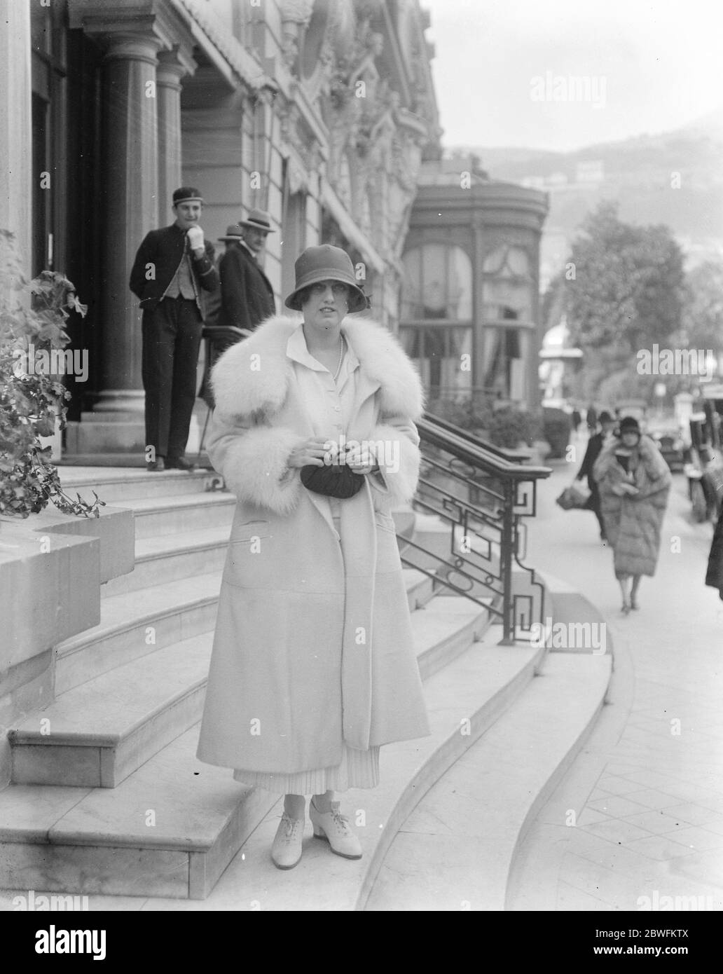 Sociedad en la riviera . Condesa Poulett en Niza . 29 de febrero de 1924 Foto de stock