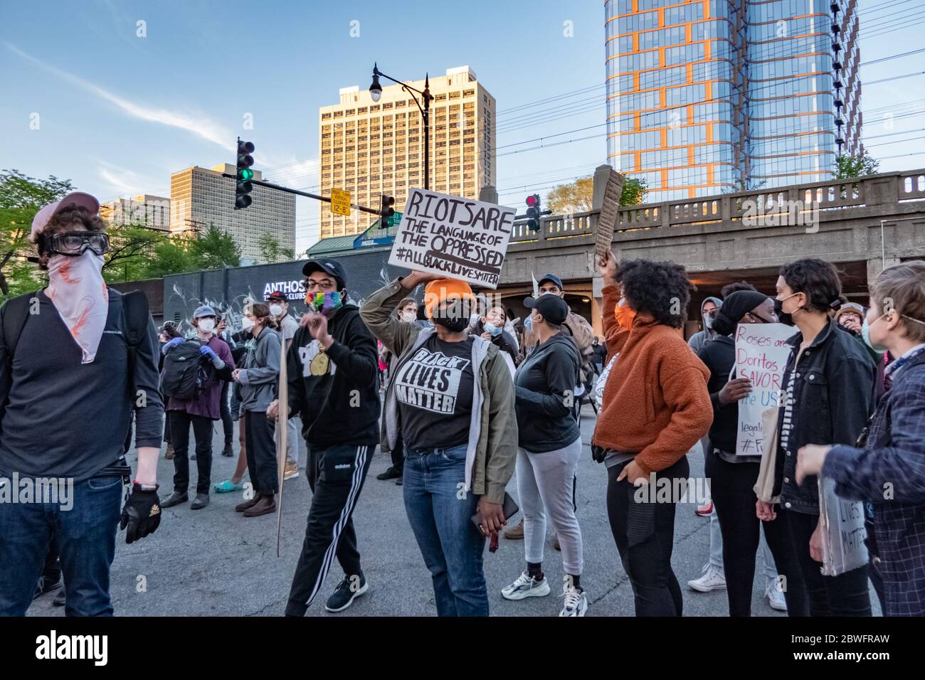 El barrio de Hyde Park de Chicago muestra protestas pacíficas después de la muerte de George Floyd por un oficial de policía de Minneapolis en 2020. Foto de stock