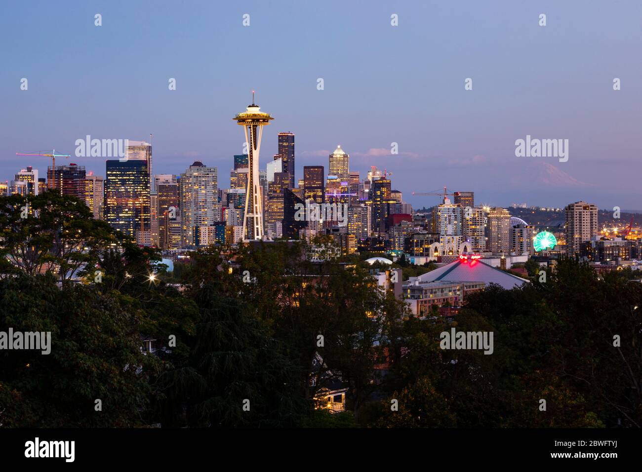 Paisaje urbano con aguja Espacial al atardecer, Seattle, Washington, EE.UU Foto de stock