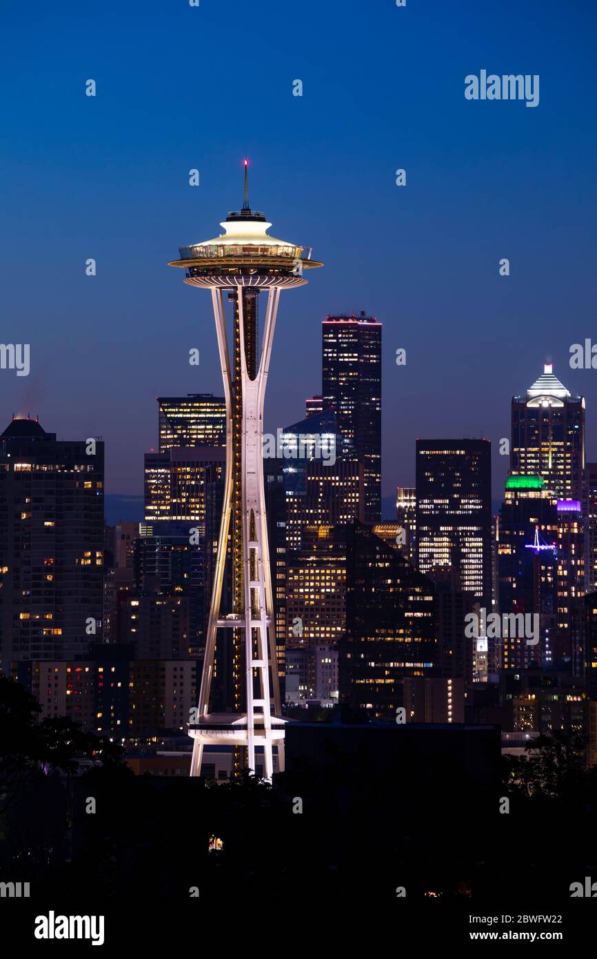Paisaje urbano con aguja Espacial por la noche, Seattle, Washington, EE.UU Foto de stock