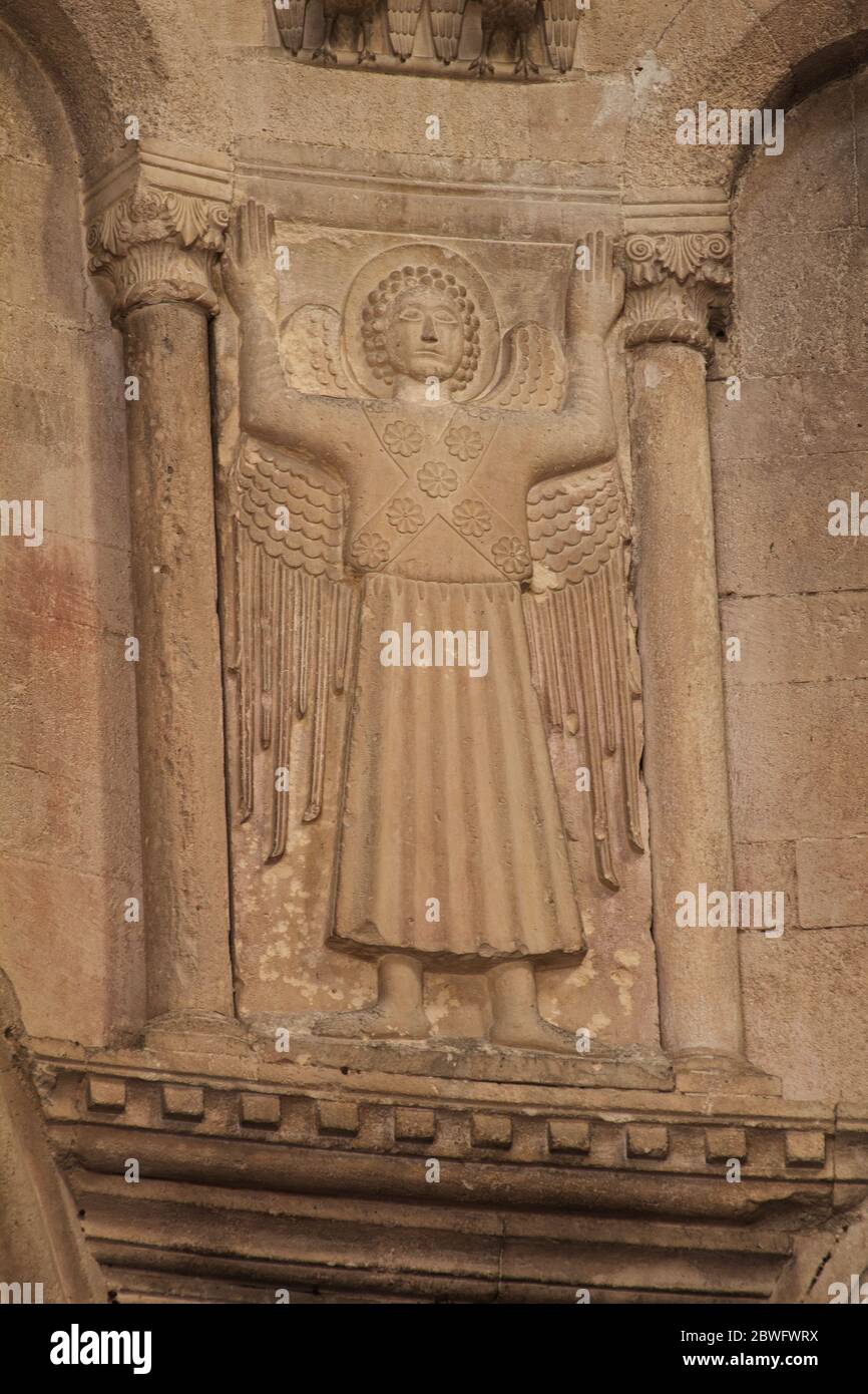 Ángel rezando con sus brazos elevados al cielo - estilo románico-bizantino - Catedral de San Ciriaco el mártir - Ancona, Marche, Italia Foto de stock