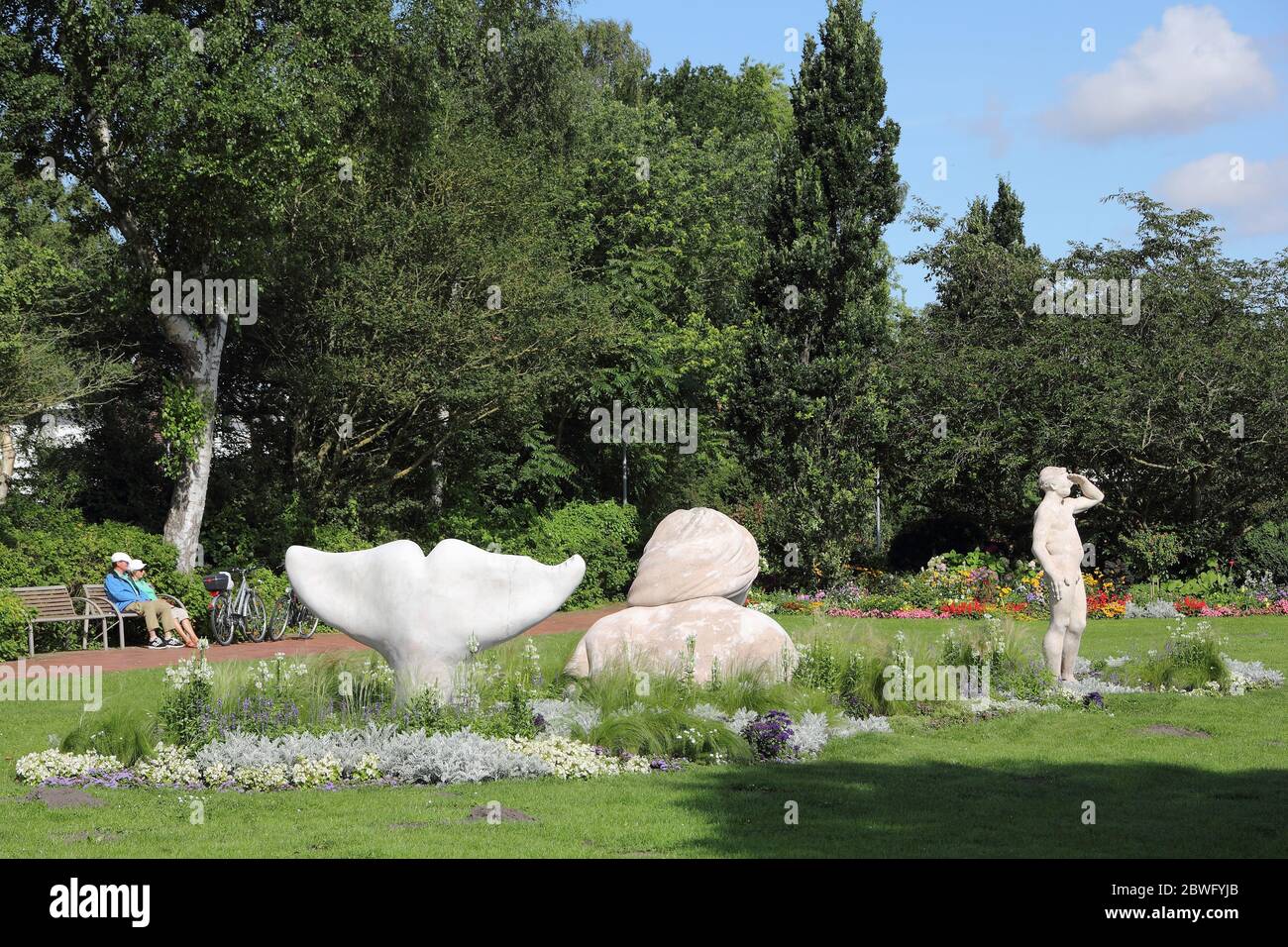 Los jardines del spa de Eckernförde con flores y esculturas Foto de stock