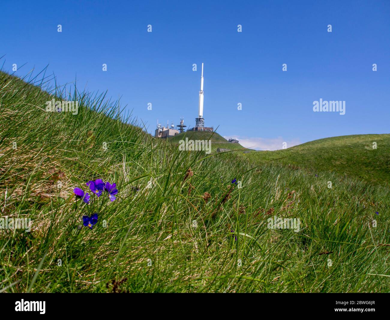 Observatorio meteorológico y Transmisor TV en la cumbre de Puy de Dome, Parque Natural Regional de los Volcanes de Auvernia, Patrimonio de la Humanidad de la Unesco, Puy d Foto de stock