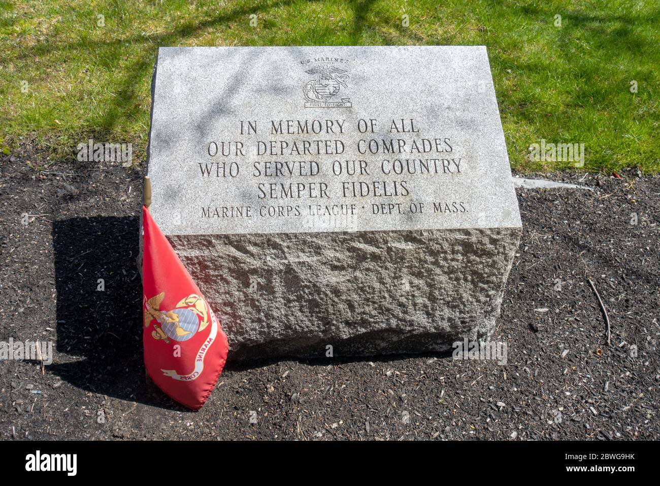 Monumento a Piedra grabada en honor a los Marines de los Estados Unidos, primero en luchar, en memoria de todos nuestros compañeros de partida que sirvieron a nuestro país Semper Fidelis Foto de stock
