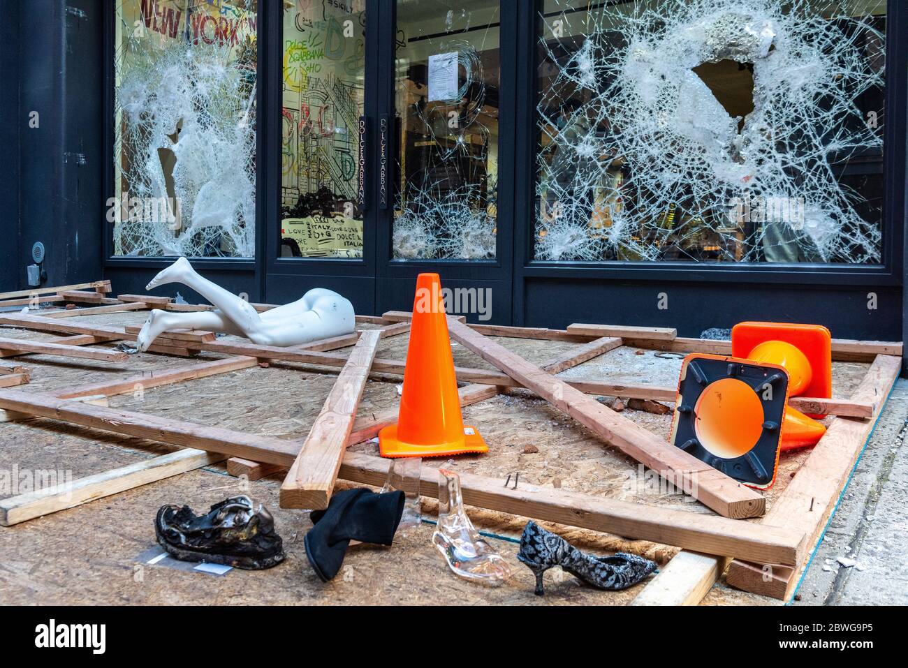 Destrozó ventanas de la tienda Dolce & Gabbana en Soho, Nueva York el 1 de  junio de 2020, después de que estallara la violencia el domingo por la  noche relacionada con las