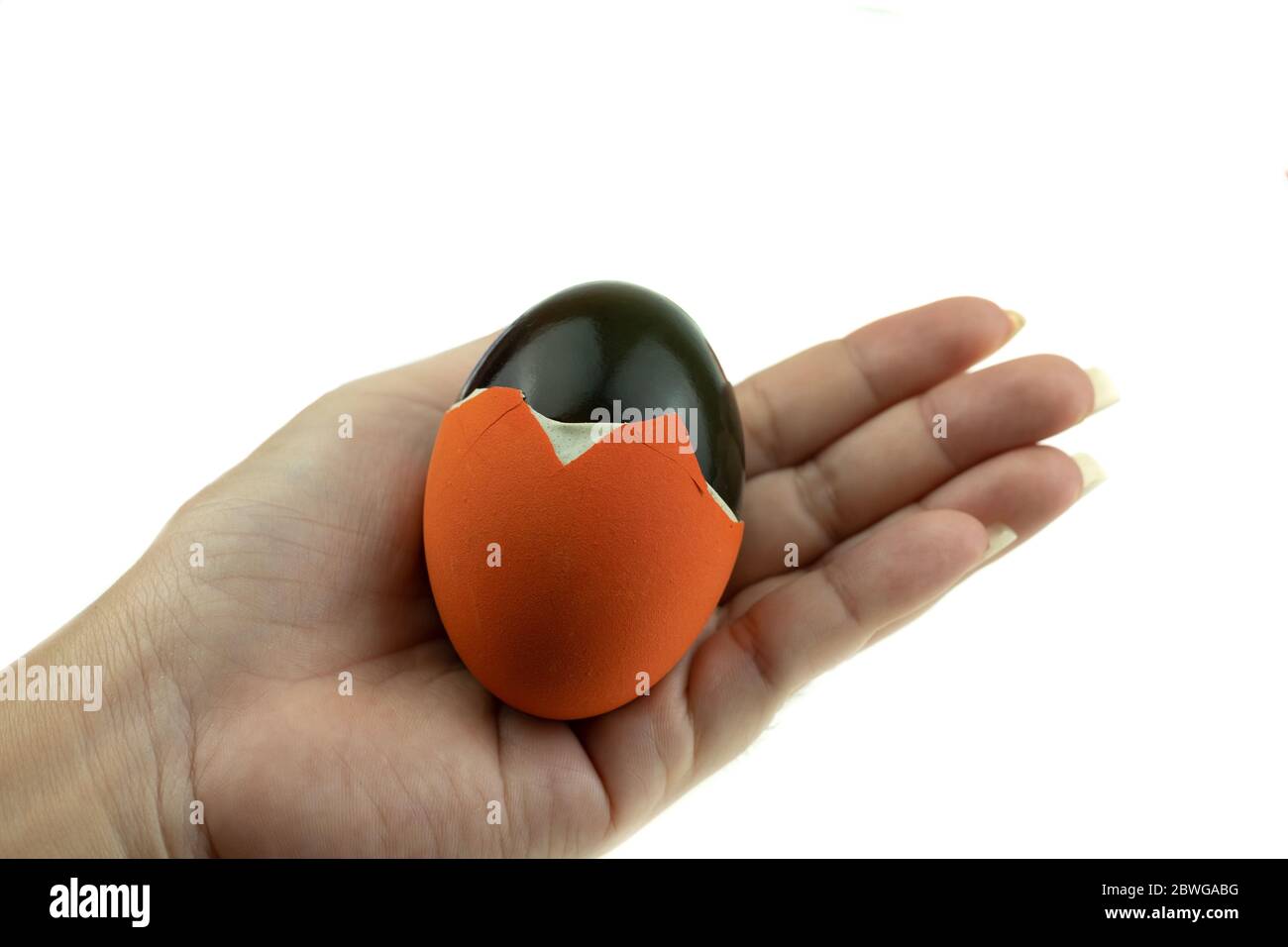 El huevo de siglo o huevo conservado son huevos que se empapan en cal