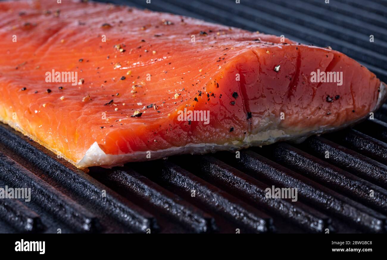 Salmón de Alaska cocinando en la parrilla de hierro fundido Fotografía de  stock - Alamy