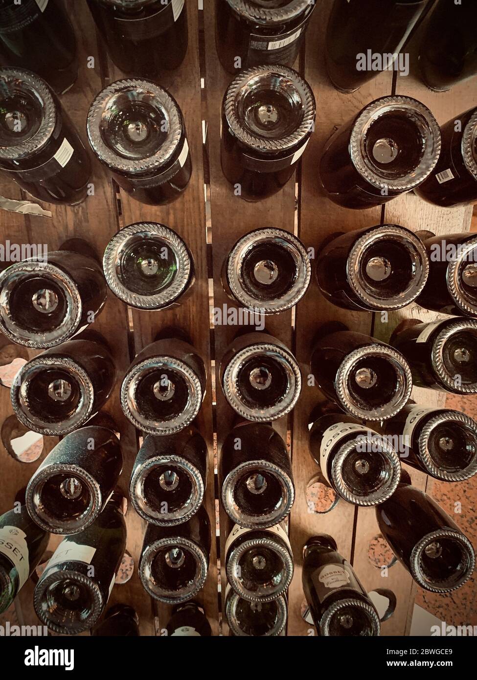 Las botellas de champán al revés están pegadas en el estante de madera  Fotografía de stock - Alamy