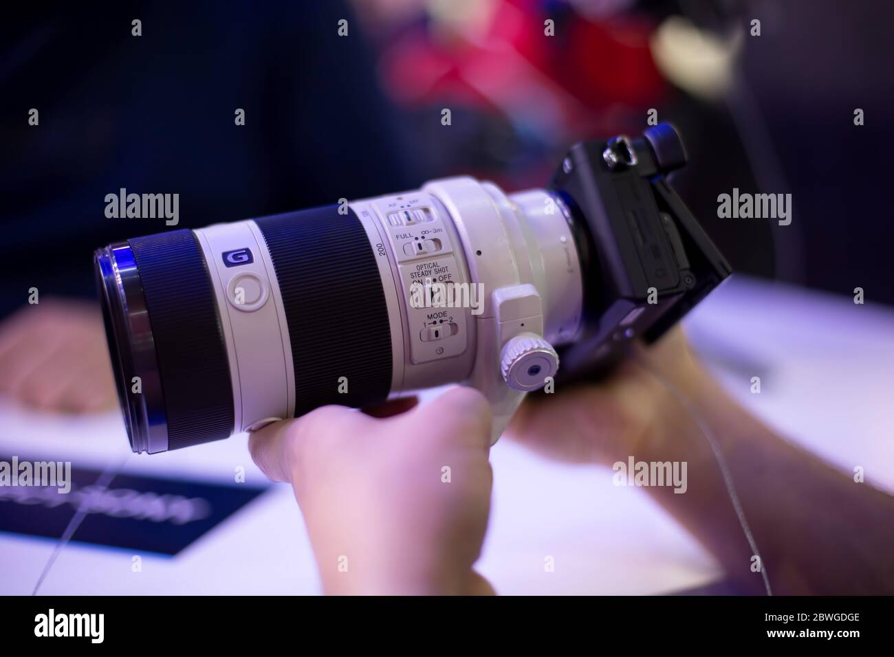 Moscú, Rusia - 04 de octubre de 2019: Men tiene nueva cámara sony alpha a7  iii 3 con lente sony 70-200 3,28-4,92. Enfoque suave, vista lateral  Fotografía de stock - Alamy