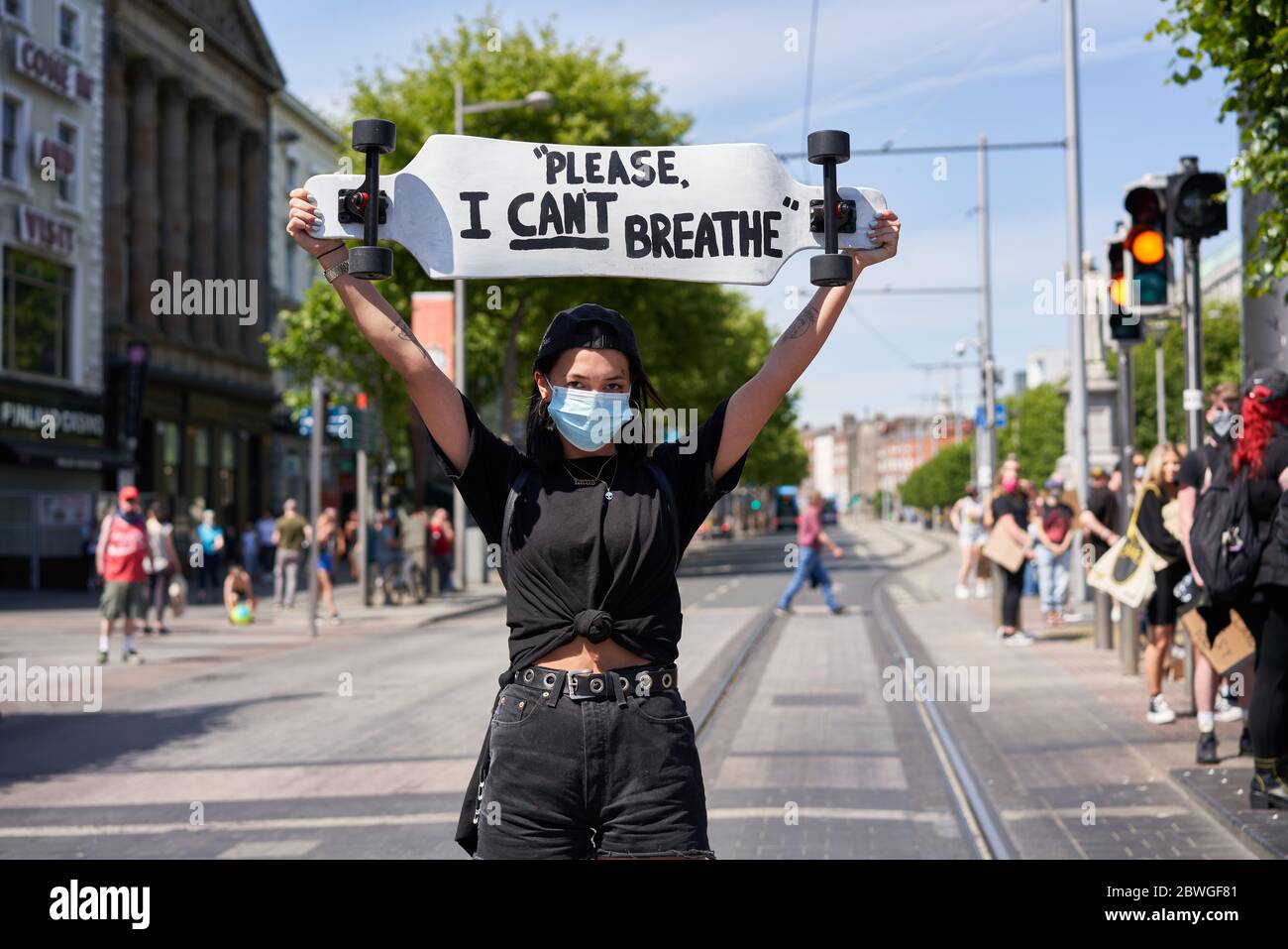 Retrato de una protestera que sostenía un cartel de Black Lives Matter en la ciudad de Dublín, irlanda, protestando por la muerte de George Floyd en los Estados Unidos. Foto de stock