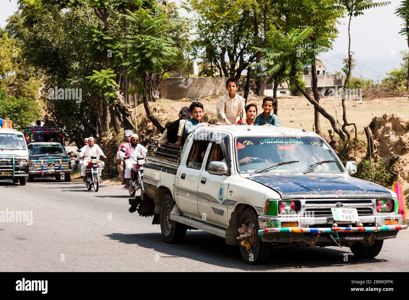 Tráfico local en Dir - Malakand Rd, Lower Dir, Provincia de Khyber Pakhtunkhwa, Pakistán, Asia del Sur, Asia Foto de stock