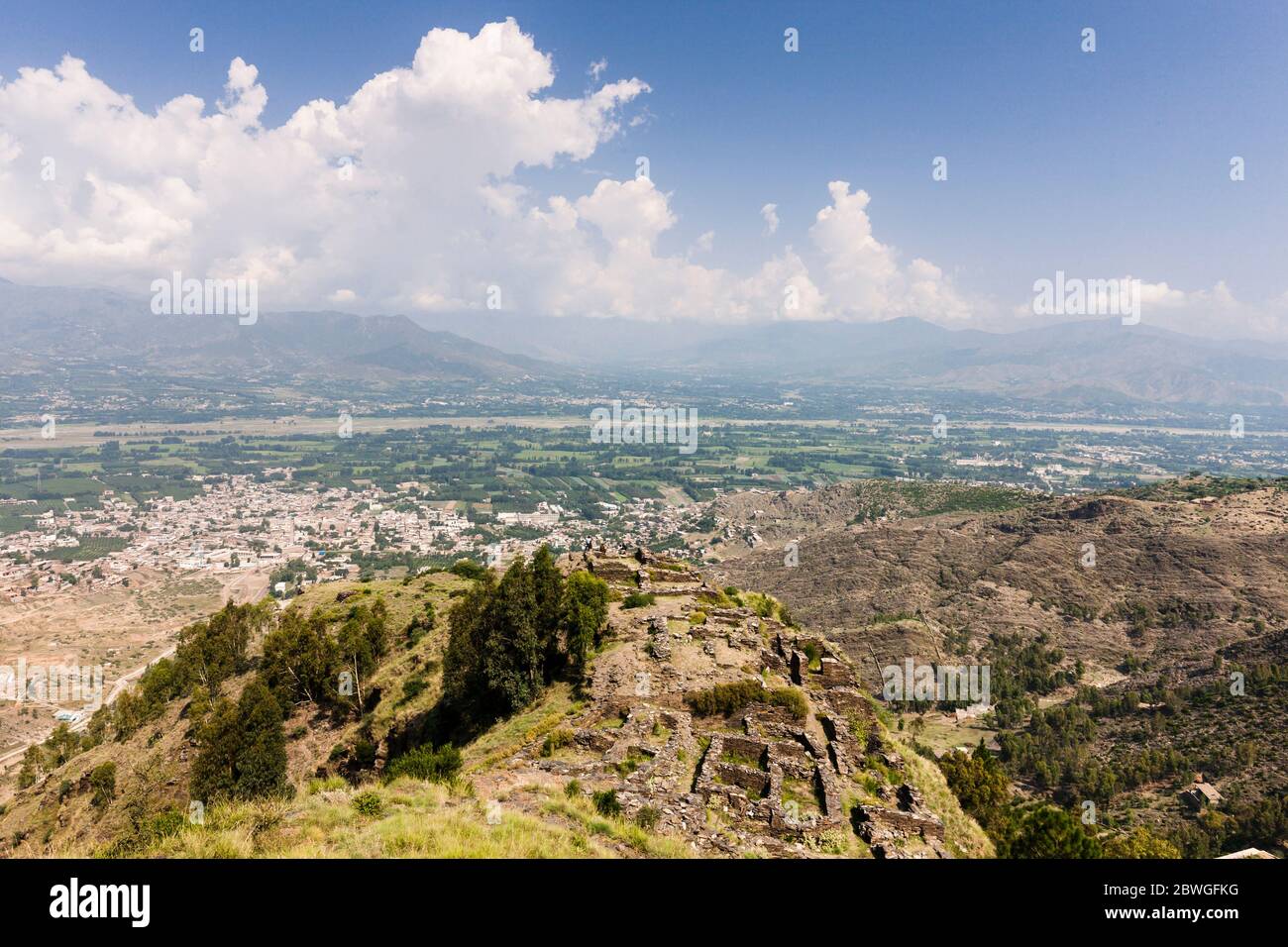 antigua fortaleza Raja-Gera, Raja-Geera, en la cima oculta, y vista del valle de Swat, Swat, Khyber Pakhtunkhwa Provincia, Pakistán, Asia del Sur, Asia Foto de stock