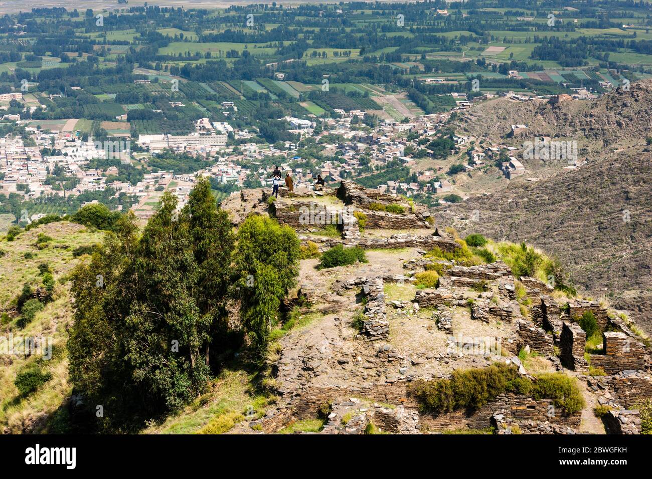 antigua fortaleza Raja-Gera, Raja-Geera, en la cima oculta, y vista del valle de Swat, Swat, Khyber Pakhtunkhwa Provincia, Pakistán, Asia del Sur, Asia Foto de stock