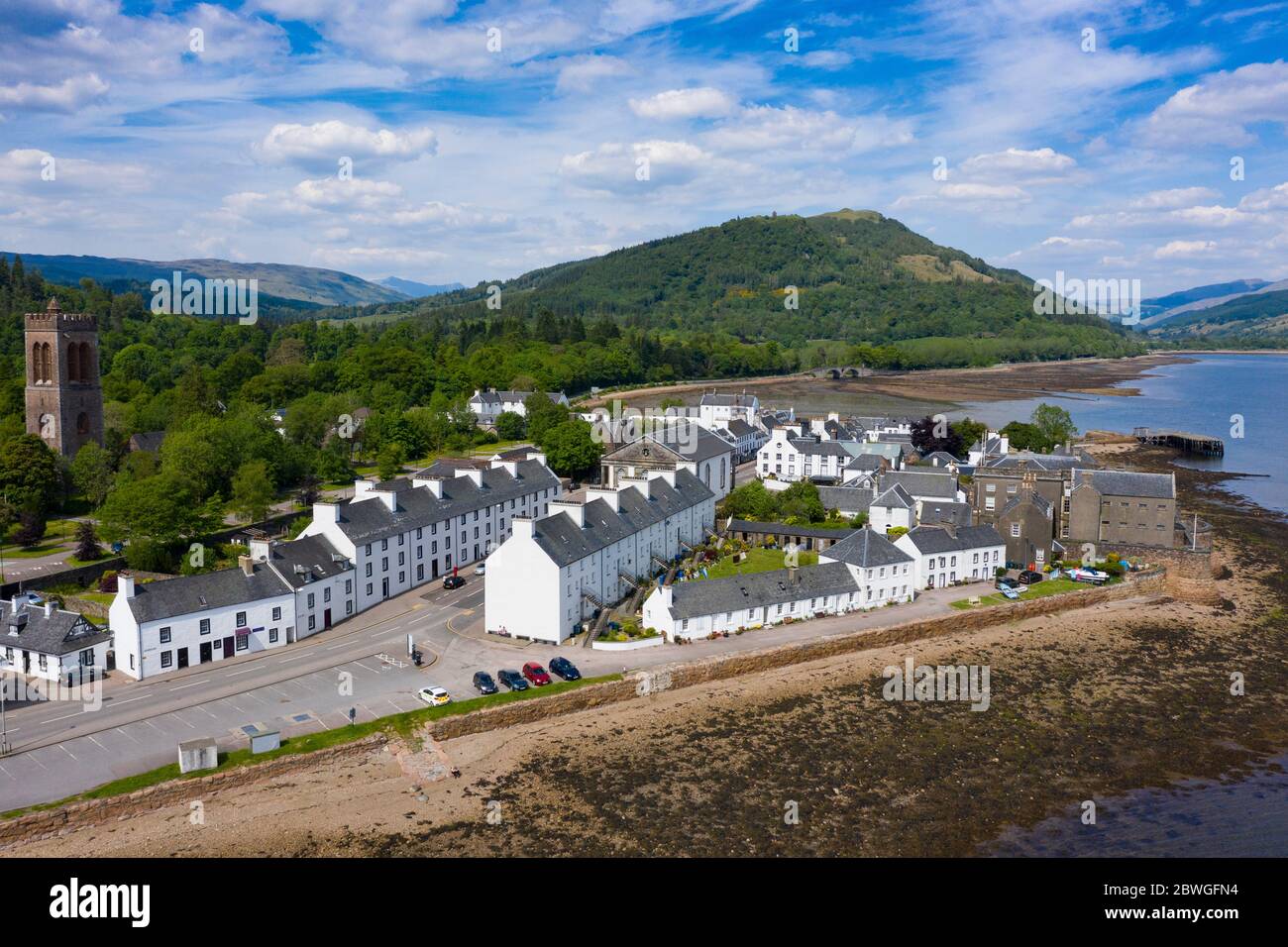 Vista aérea de la ciudad de Inveraray junto al lago Fyne en Argyll y Bute, Escocia, Reino Unido Foto de stock