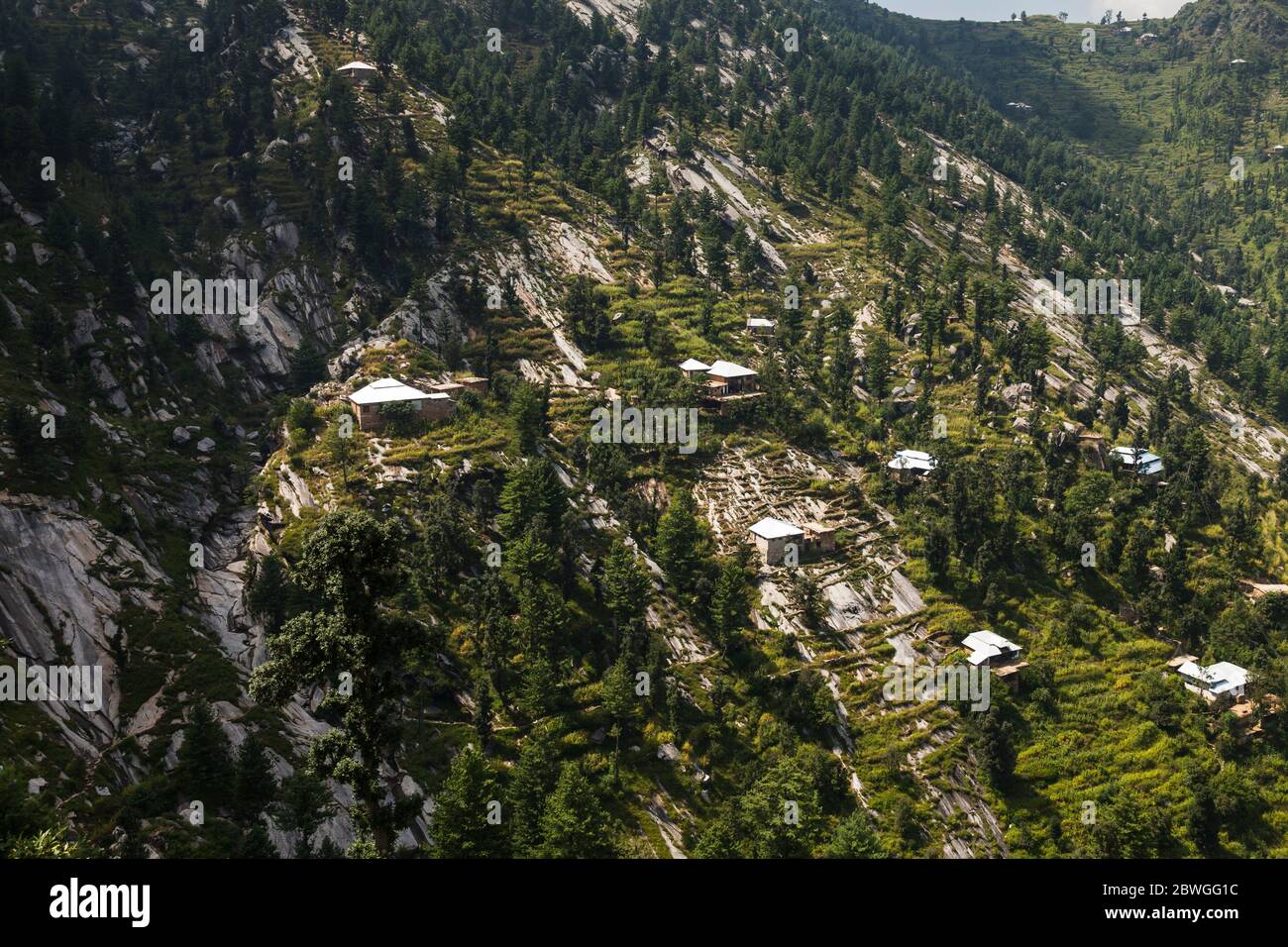 Impresionante, casas locales y terreno escarpado en el acantilado, Elum Mountain trekking, Swat, Khyber Pakhtunkhwa Provincia, Pakistán, Asia del Sur, Asia Foto de stock
