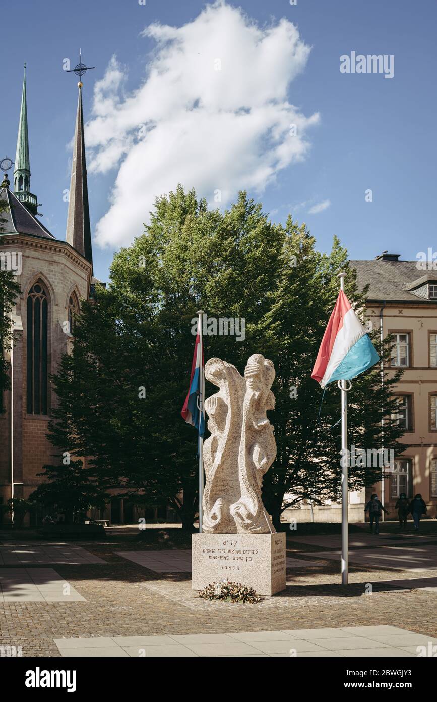Monumento kadish junto a la catedral de Notre Dame en Luxemburgo Foto de stock
