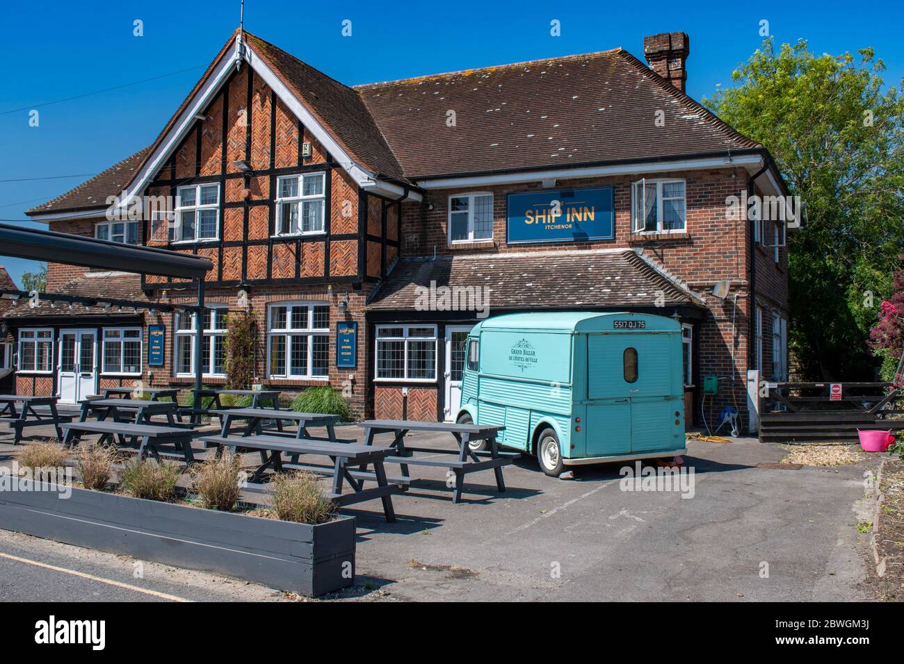 El Ship Inn con un Citroen H Van de época en primer plano en Itchenor West Sussex, un pueblo popular para la navegación y el barco. Foto de stock