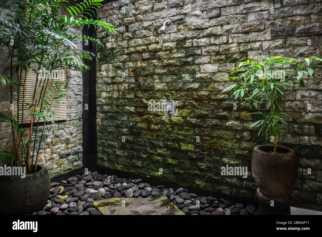 Cuarto de baño con ducha en estilo tradicional balinés en casa para  alquilar, Ubud, Indonesia Fotografía de stock - Alamy