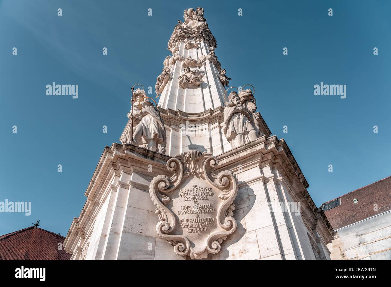 Vista de la columna de la Trinidad hacia arriba en el bastión de los pescadores fuera de la iglesia de Matías en Budapest Fotografía de stock - Alamy Vista de la columna de la Trinidad hacia arriba en el bastión de los pescadores fuera de la iglesia de Matías en Budapest Fotografía de stock - Alamy