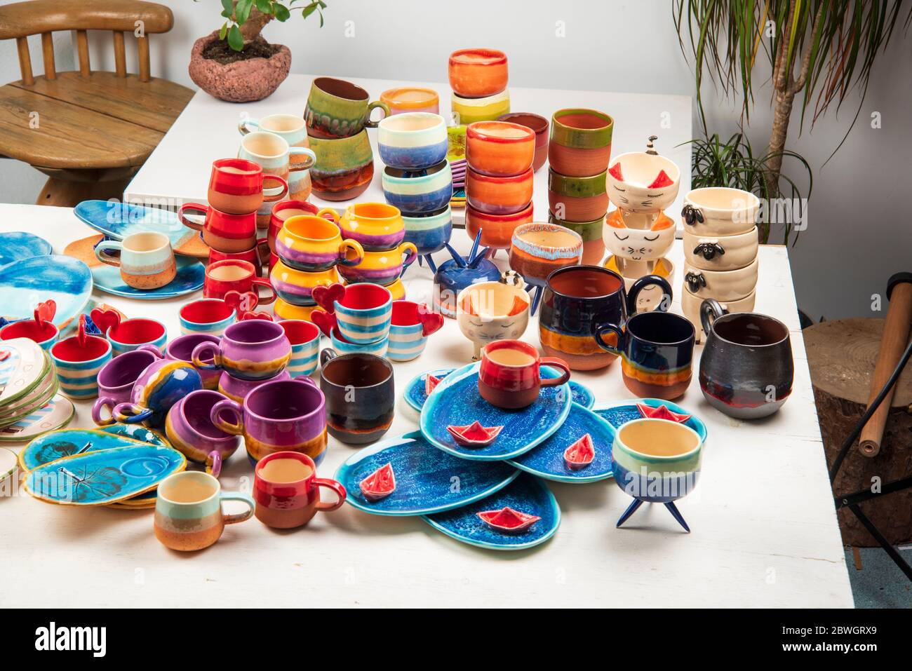 tazas de cerámica de diseño artesanal, ollas, platos, tazas llenas de  colores Fotografía de stock - Alamy
