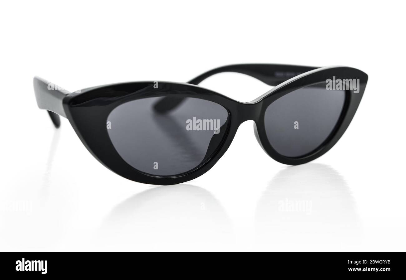 Gafas de sol forma de ojo de gato, lentes negras, aisladas sobre fondo  blanco con recorte de camino Fotografía de stock - Alamy