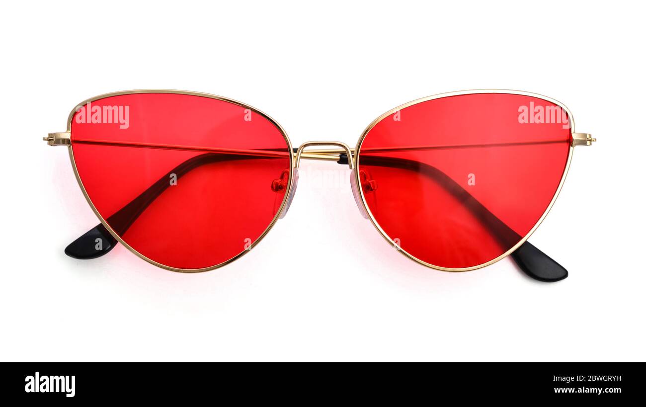 Gafas de sol con metálico, forma ojo de lentes rojas, aisladas sobre fondo blanco con recorte de camino Fotografía de stock - Alamy