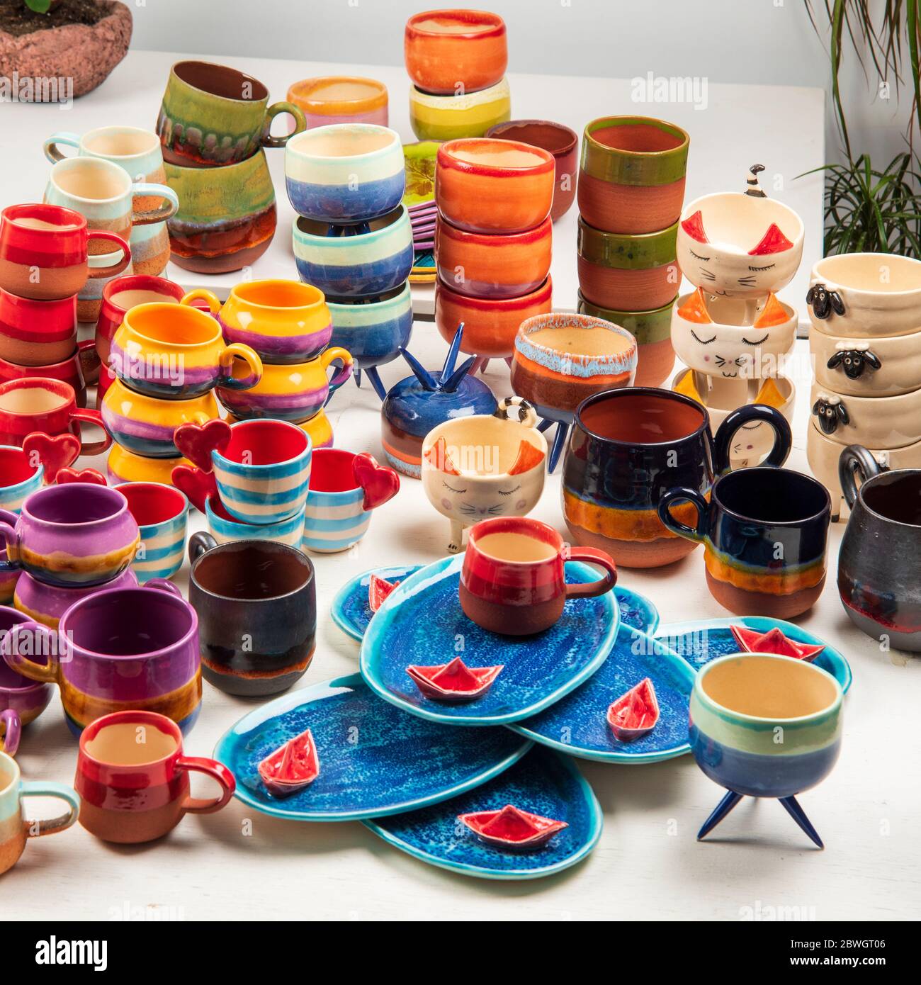 tazas de cerámica de diseño artesanal, ollas, platos, tazas llenas de  colores Fotografía de stock - Alamy