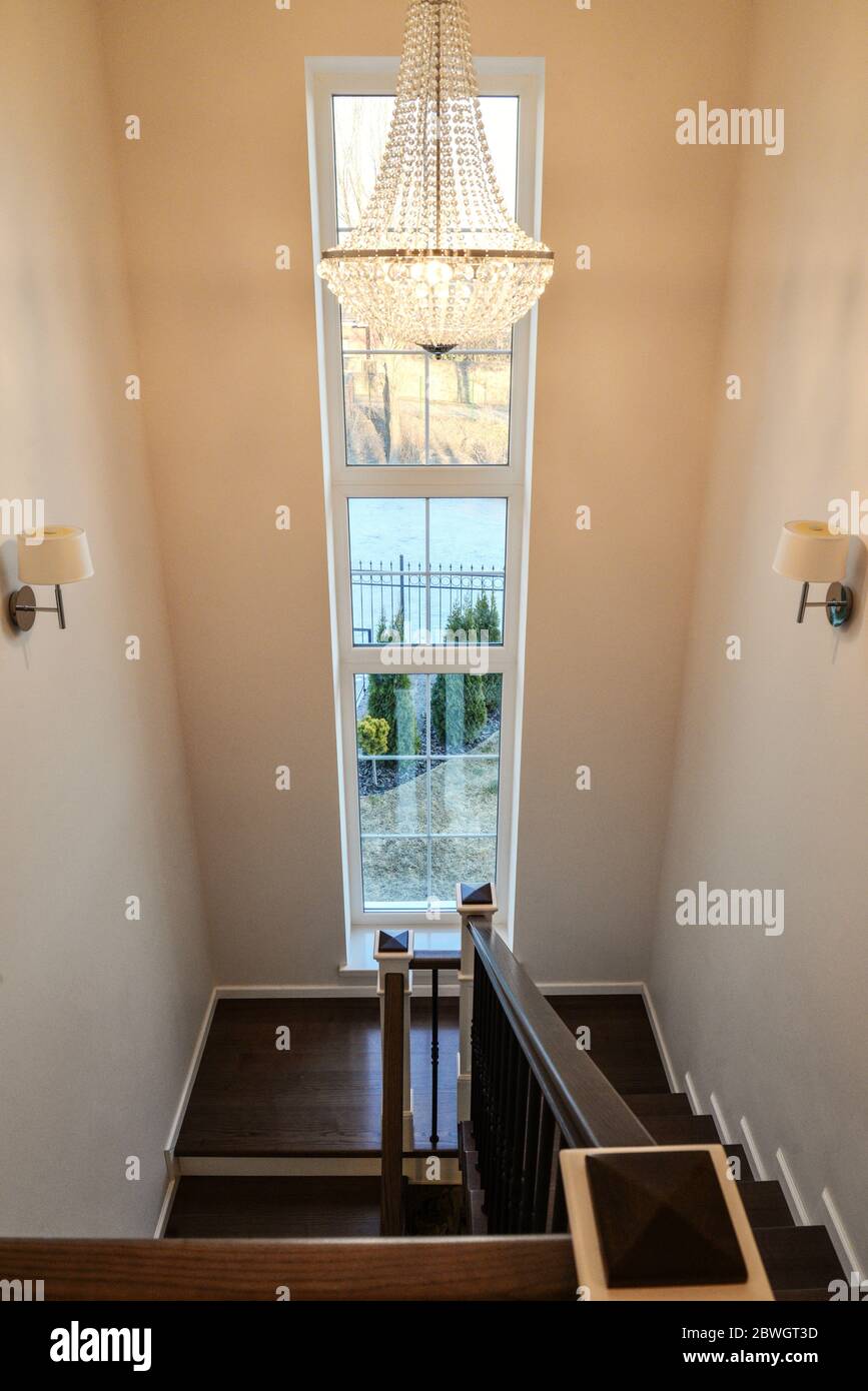 Escalera con ventana grande y araña en casa de lujo, vista superior  Fotografía de stock - Alamy