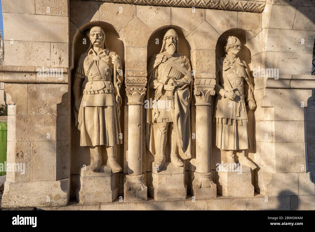 Budapest, Hungría - 8 de febrero de 2020: Estatuas de piedra caliza de  guerreros del período arpadino a la luz de la mañana Fotografía de stock -  Alamy
