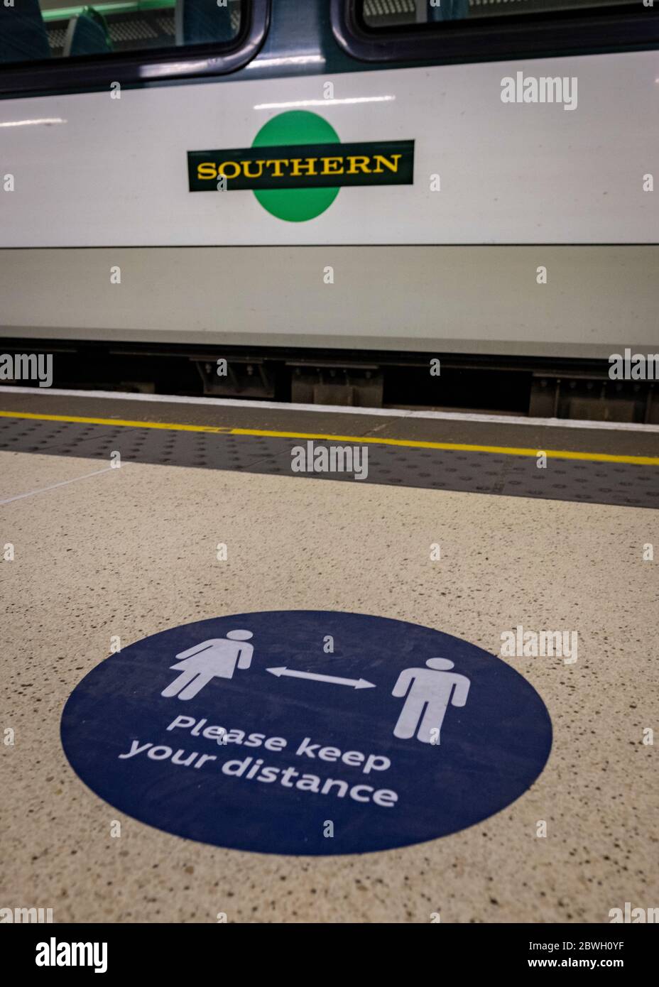 Victoria Station- Londres, Junio 2020: Guarda tu distancia etiqueta de información pública re Covid 19 distanciamiento social Foto de stock