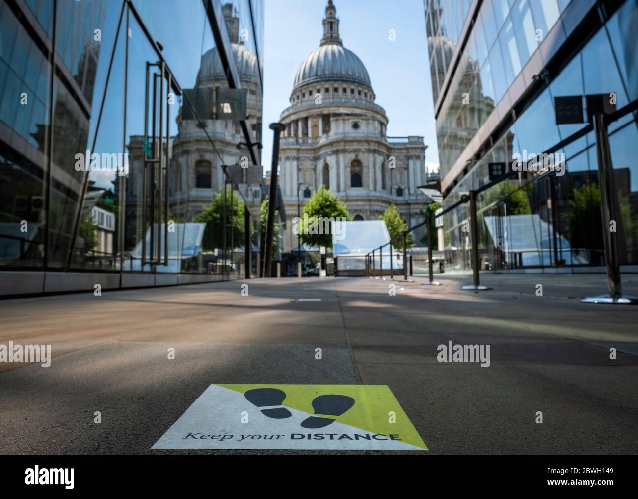 Londres-Junio 2020: Pegatinas de suelo con orientación a distancia social listas para la facilidad de cierre Foto de stock