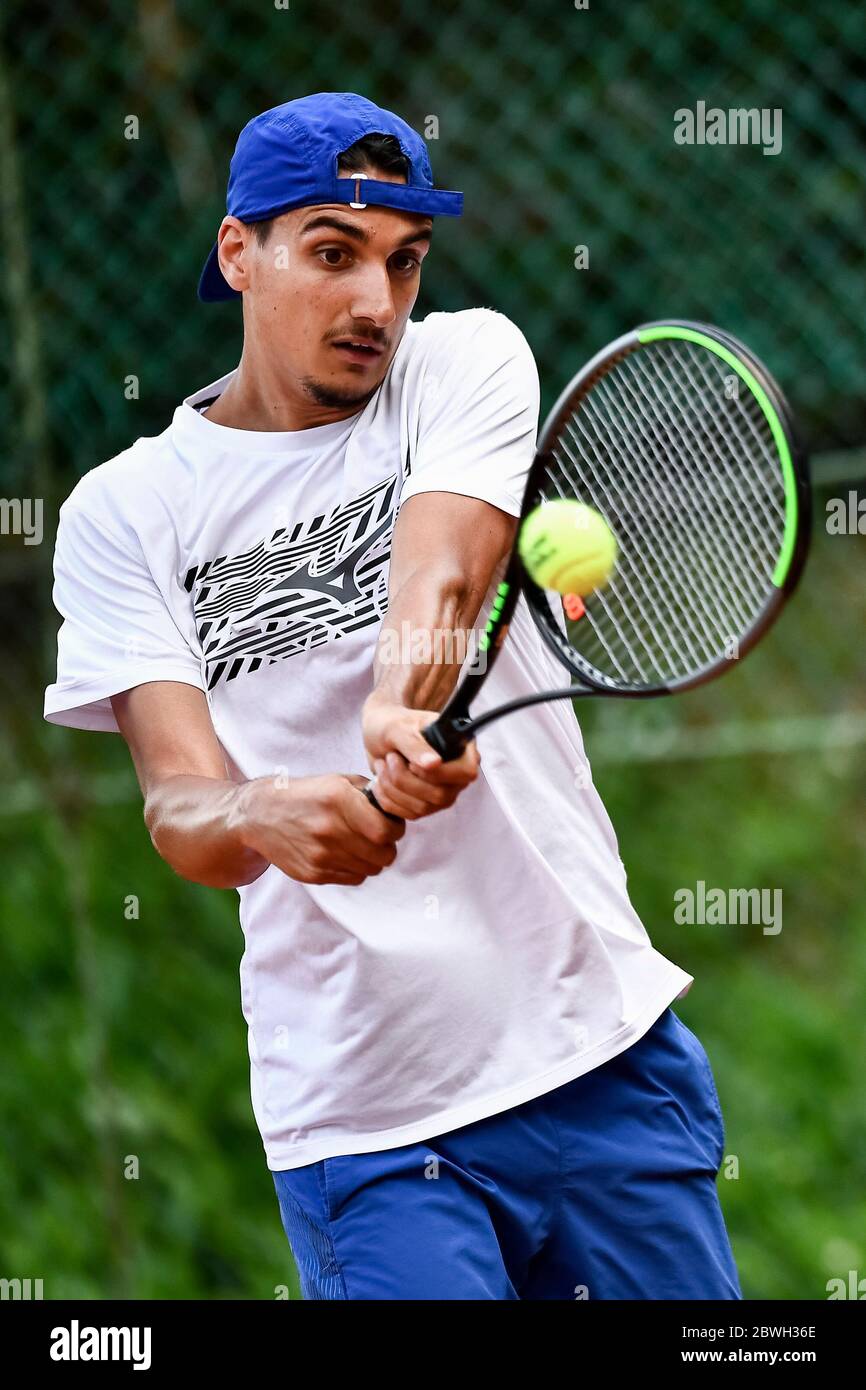 Turín, Italia - 01 de junio de 2020: Lorenzo Sonego, actualmente número 46  de la clasificación ATP, juega un revés durante un entrenamiento de tenis.  Los atletas han comenzado a entrenar de