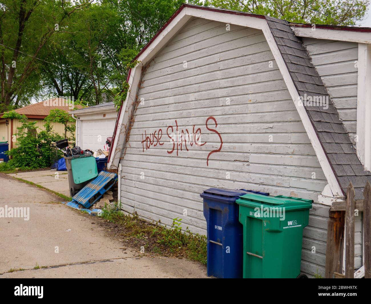 Oak Park, Illinois. 1 de junio de 2020. Graffiti racista marcado en un garaje en el lado norte de este suburbio de Chicago. Evidentemente, los purpetradores sabían quién vivía en cada propiedad etiquetada ya que tanto el graffiti anti-blanco y anti-negro se utilizaba en propiedades seleccionadas y variaba con la raza de los propietarios. Foto de stock