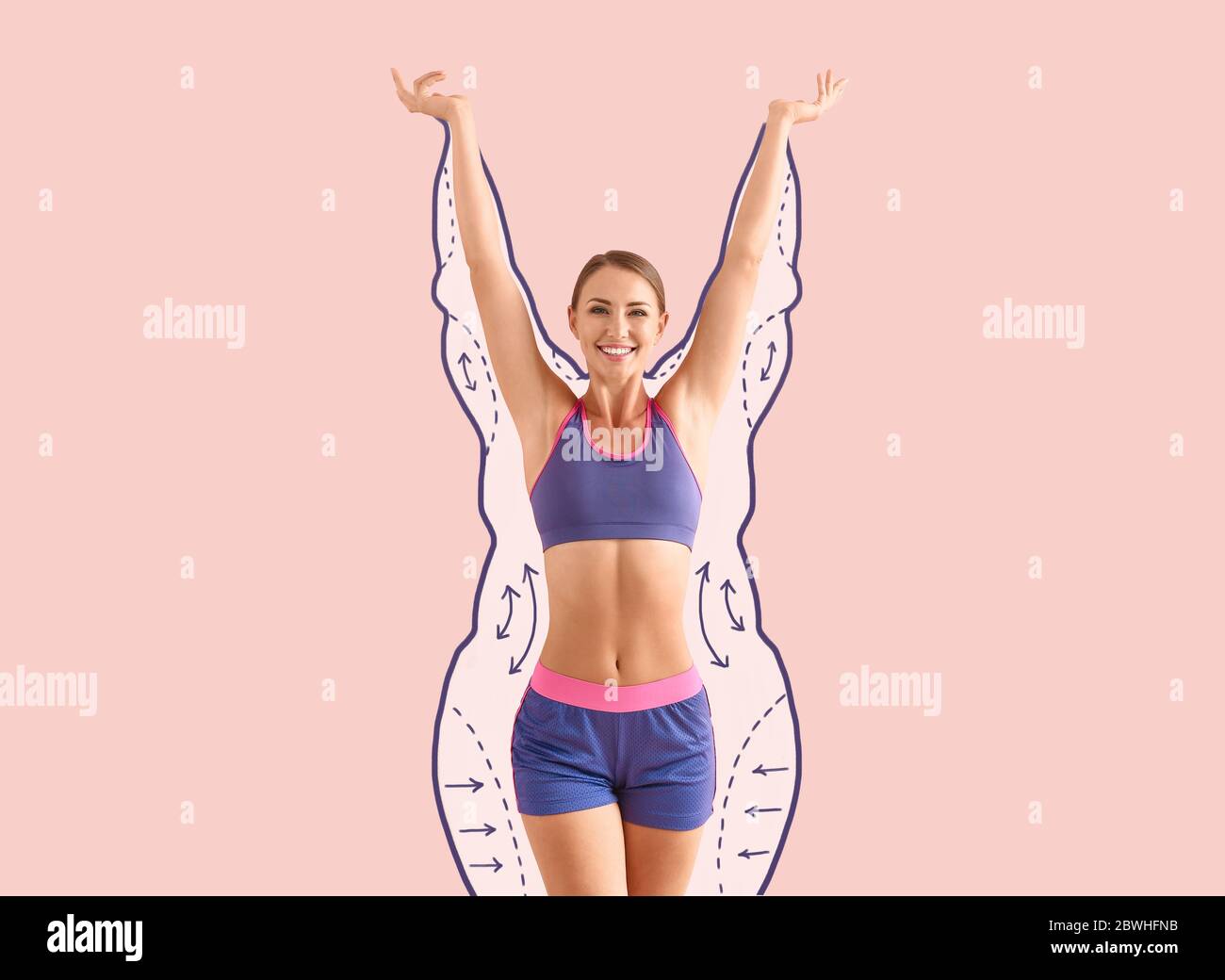 Mujer deportiva feliz después de perder peso sobre fondo de color Foto de stock