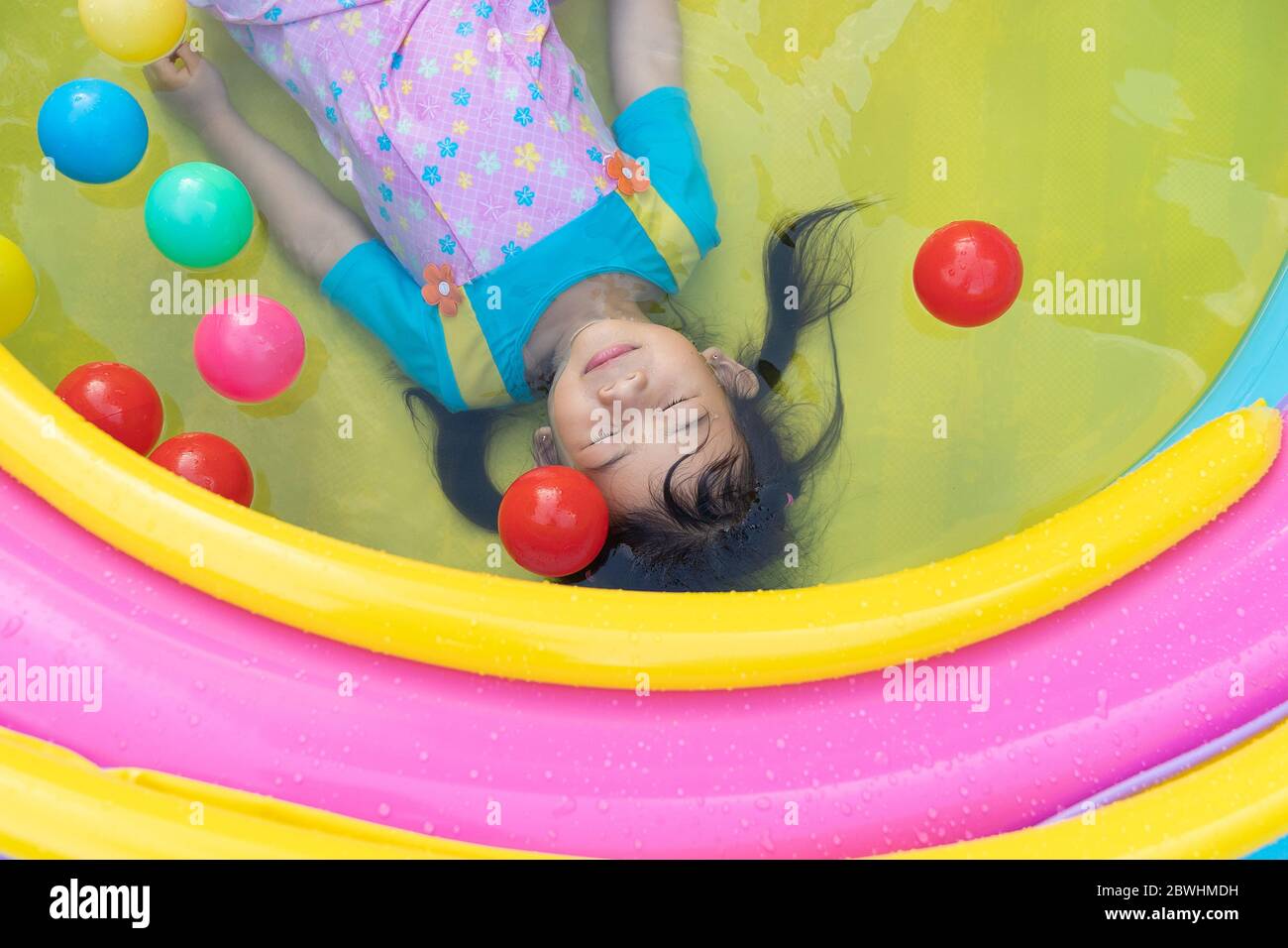 Chica Asiatica Linda Jugando En Piscina Inflable Para Bebes Los Ninos Nadan Y Se Zambullen En El Colorido Centro De Juegos Del Jardin Chica Feliz Jugando Con Juguetes De Agua Caliente Fotografia Chica Asiatica Linda Jugando En Piscina Inflable Para Bebes Los Ninos Nadan Y Se Zambullen En El Colorido Centro De Juegos Del Jardin Chica Feliz Jugando Con Juguetes De Agua Caliente Fotografia