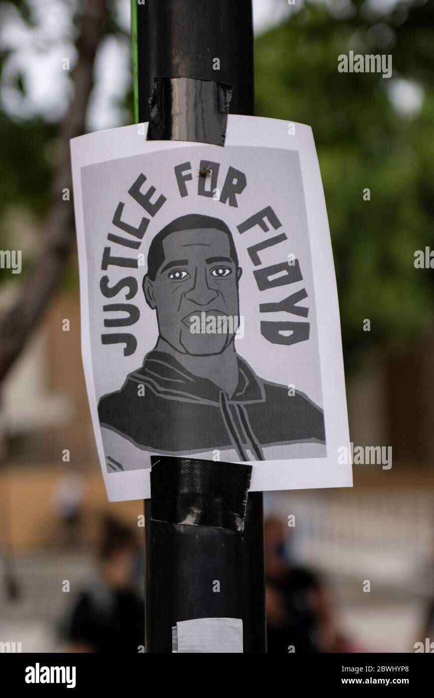 Una manifestación de Black Lives Matter Inland Empire en la ciudad de Riverside, California, EE.UU. En protesta por la muerte de George Floyd, un hombre negro de 46 años, muerto por la policía de Minneapolis el 25 de mayo mientras estaba detenido. Murió después de que un agente de policía le aplicara la rodilla al cuello del Sr. Lloyds durante más de nueve minutos, mientras el sospechoso estaba en el suelo y esposado. La muerte del Sr. Floyds ha desencadenado protestas masivas en todo Estados Unidos, incluso aquí en Riverside. Foto de stock