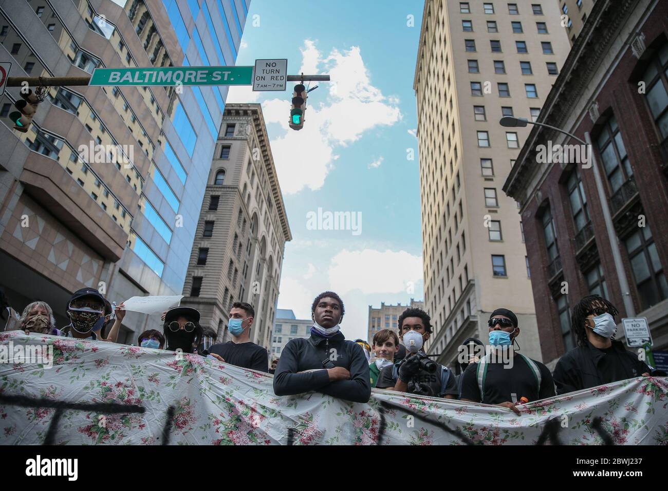 Baltimore, Estados Unidos. 2 de junio de 2020. Los manifestantes marchan mientras protestan por el asesinato de George Floyd en Minnesota, en Baltimore, Maryland, el lunes 1 de junio de 2020. El oficial de policía de Minneapolis, Derek Chauvin, fue detenido y acusado de asesinato en tercer grado y homicidio tras arrodillarse en el cuello de George Floyd durante un arresto. Foto de Jemal Condesa/UPI crédito: UPI/Alamy Live News Foto de stock