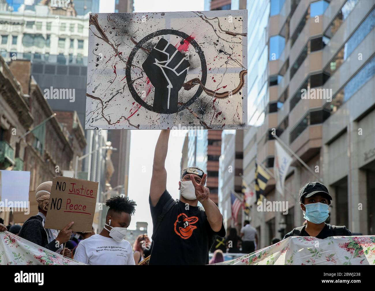 Baltimore, Estados Unidos. 2 de junio de 2020. Los manifestantes marchan mientras protestan por el asesinato de George Floyd en Minnesota, en Baltimore, Maryland, el lunes 1 de junio de 2020. El oficial de policía de Minneapolis, Derek Chauvin, fue detenido y acusado de asesinato en tercer grado y homicidio tras arrodillarse en el cuello de George Floyd durante un arresto. Foto de Jemal Condesa/UPI crédito: UPI/Alamy Live News Foto de stock