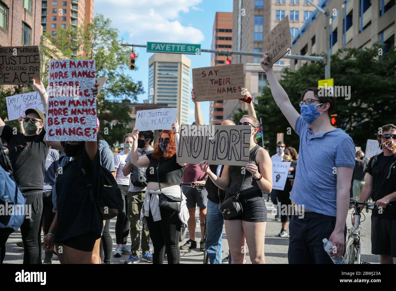 Baltimore, Estados Unidos. 2 de junio de 2020. Los manifestantes marchan mientras protestan por el asesinato de George Floyd en Minnesota, en Baltimore, Maryland, el lunes 1 de junio de 2020. El oficial de policía de Minneapolis, Derek Chauvin, fue detenido y acusado de asesinato en tercer grado y homicidio tras arrodillarse en el cuello de George Floyd durante un arresto. Foto de Jemal Condesa/UPI crédito: UPI/Alamy Live News Foto de stock