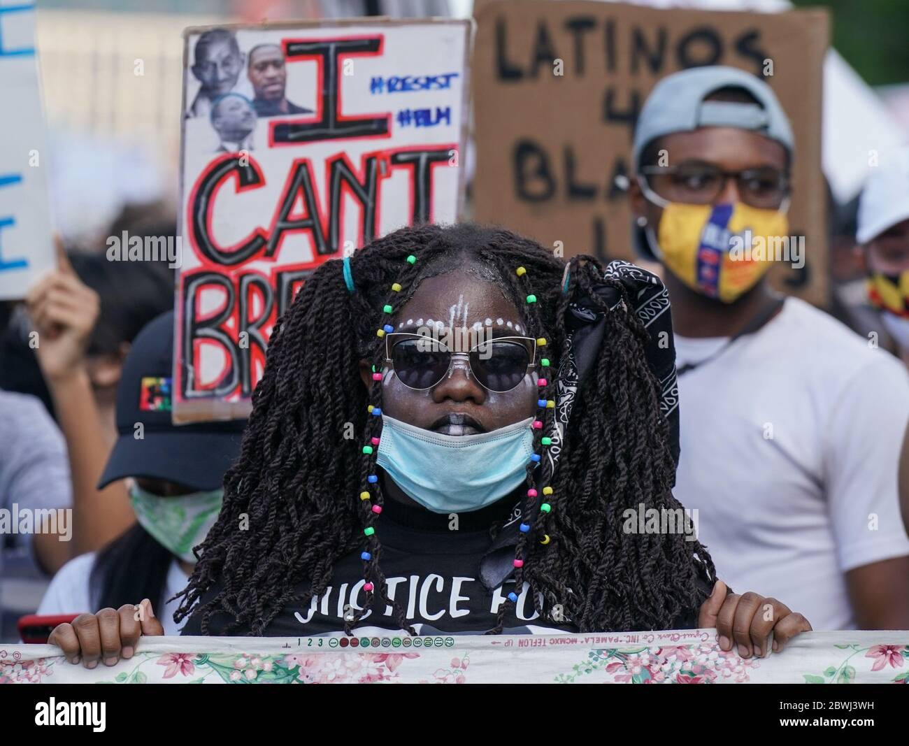 Baltimore, Estados Unidos. 2 de junio de 2020. Los manifestantes marchan mientras protestan por el asesinato de George Floyd en Minnesota, en Baltimore, Maryland, el lunes 1 de junio de 2020. El oficial de policía de Minneapolis, Derek Chauvin, fue detenido y acusado de asesinato en tercer grado y homicidio tras arrodillarse en el cuello de George Floyd durante un arresto. Foto de Jemal Condesa/UPI crédito: UPI/Alamy Live News Foto de stock