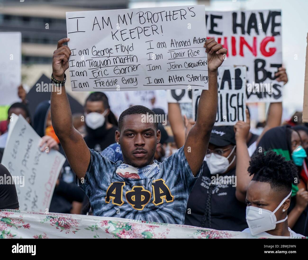 Baltimore, Estados Unidos. 2 de junio de 2020. Los manifestantes marchan mientras protestan por el asesinato de George Floyd en Minnesota, en Baltimore, Maryland, el lunes 1 de junio de 2020. El oficial de policía de Minneapolis, Derek Chauvin, fue detenido y acusado de asesinato en tercer grado y homicidio tras arrodillarse en el cuello de George Floyd durante un arresto. Foto de Jemal Condesa/UPI crédito: UPI/Alamy Live News Foto de stock