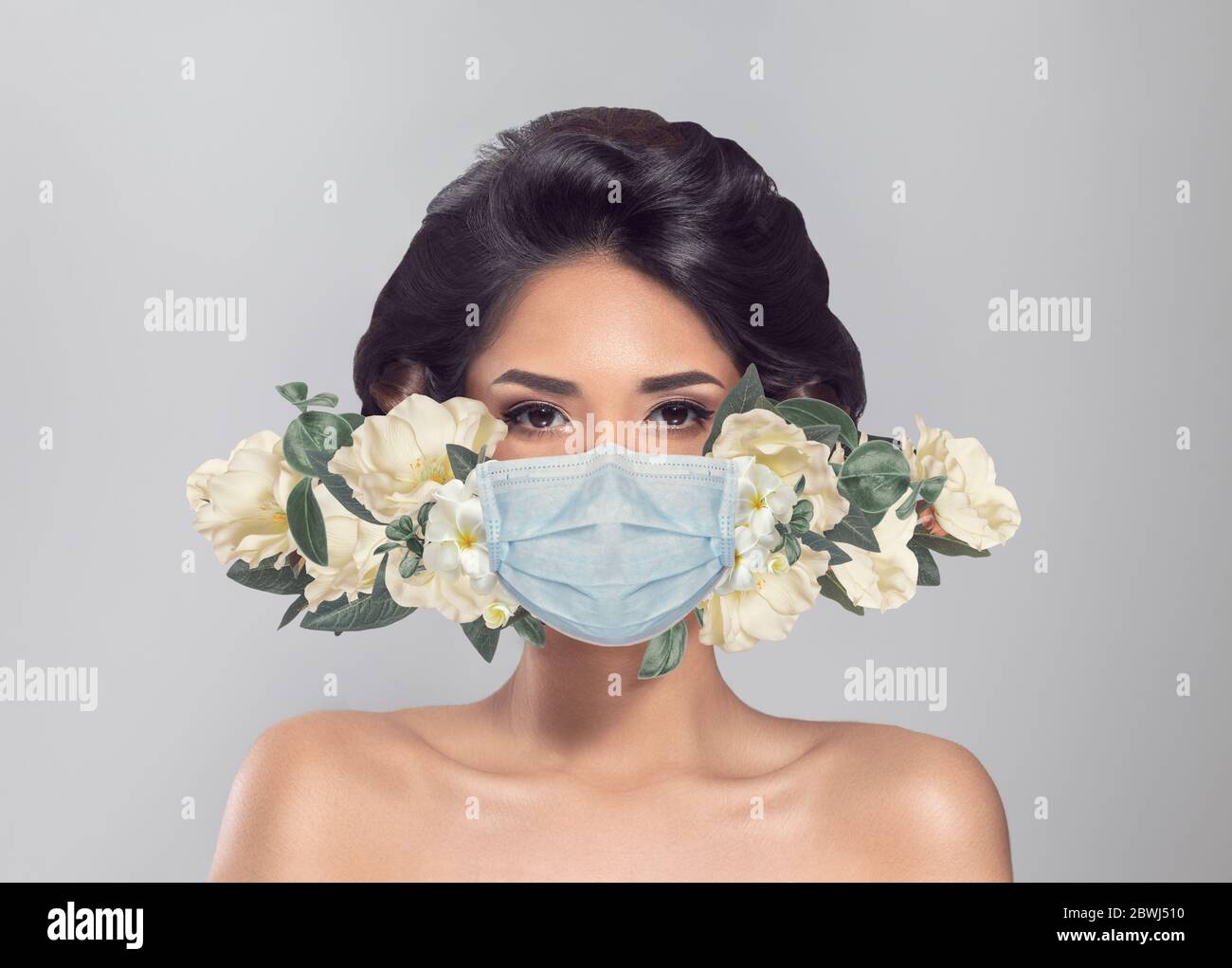 Retrato abstracto de la moda de la mujer en máscara médica protectora con flores Foto de stock