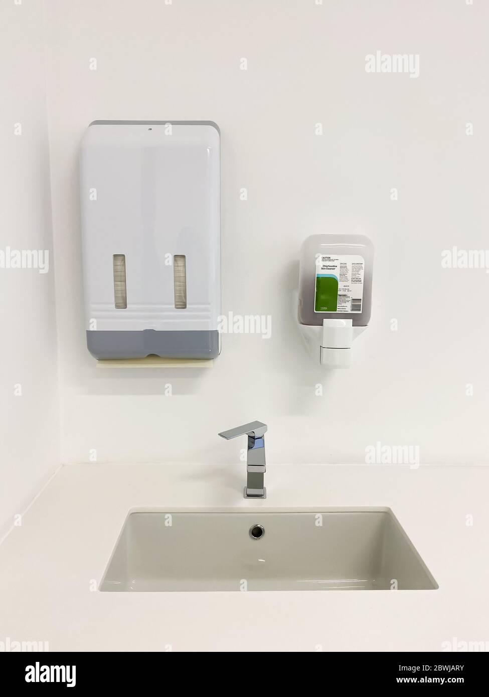 lavabo médico con jabón y toalla de papel en un hospital Fotografía de  stock - Alamy