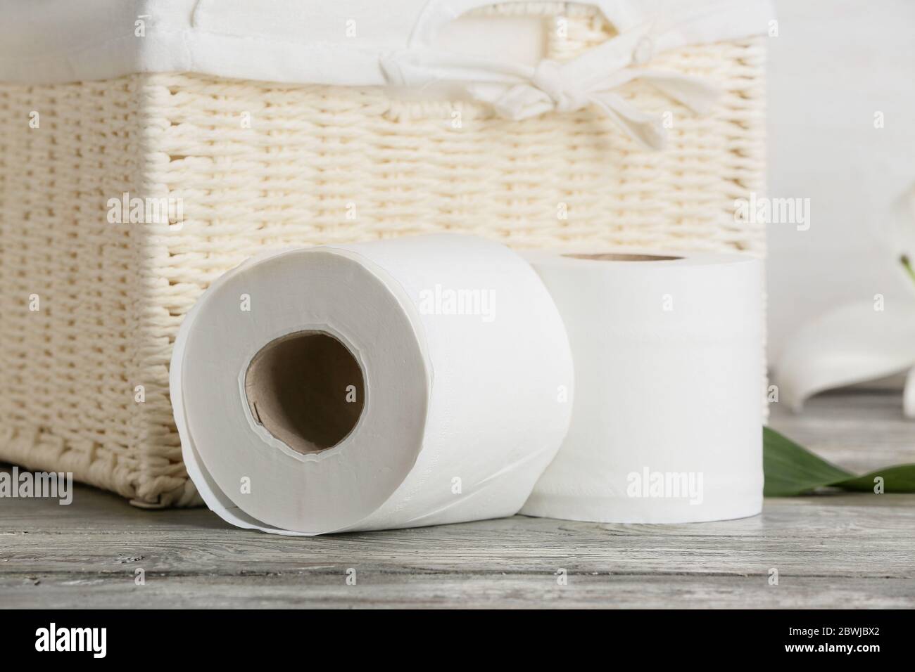 Rollos de papel higiénico en una canasta Fotografía de stock - Alamy