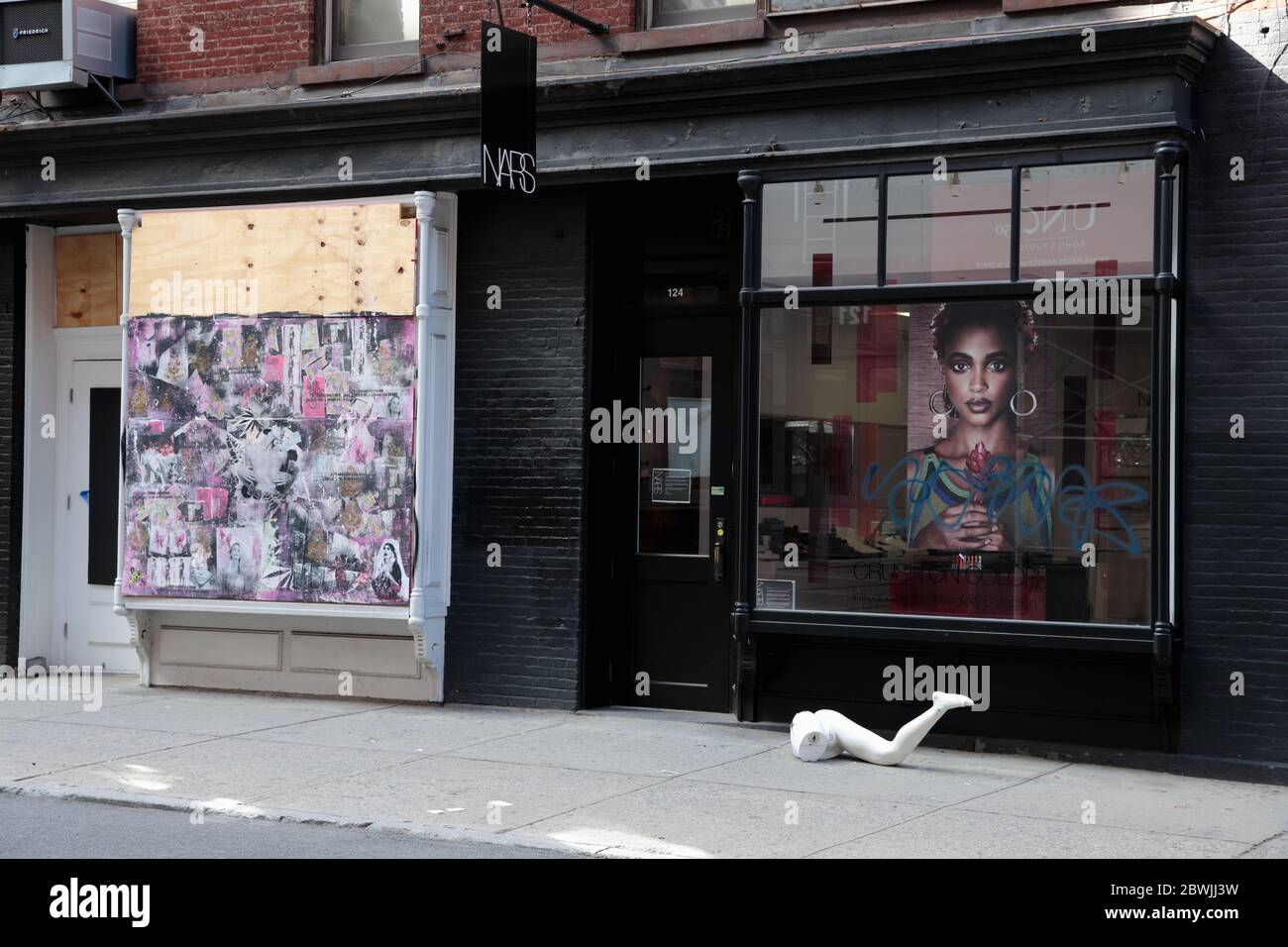 Nueva York, NY, EE.UU. - 1 de junio de 2020: Ventanas de cosméticos NARS en el graffiti Prince Street rociado con la pierna de maniquíes dejada por los saqueadores Foto de stock