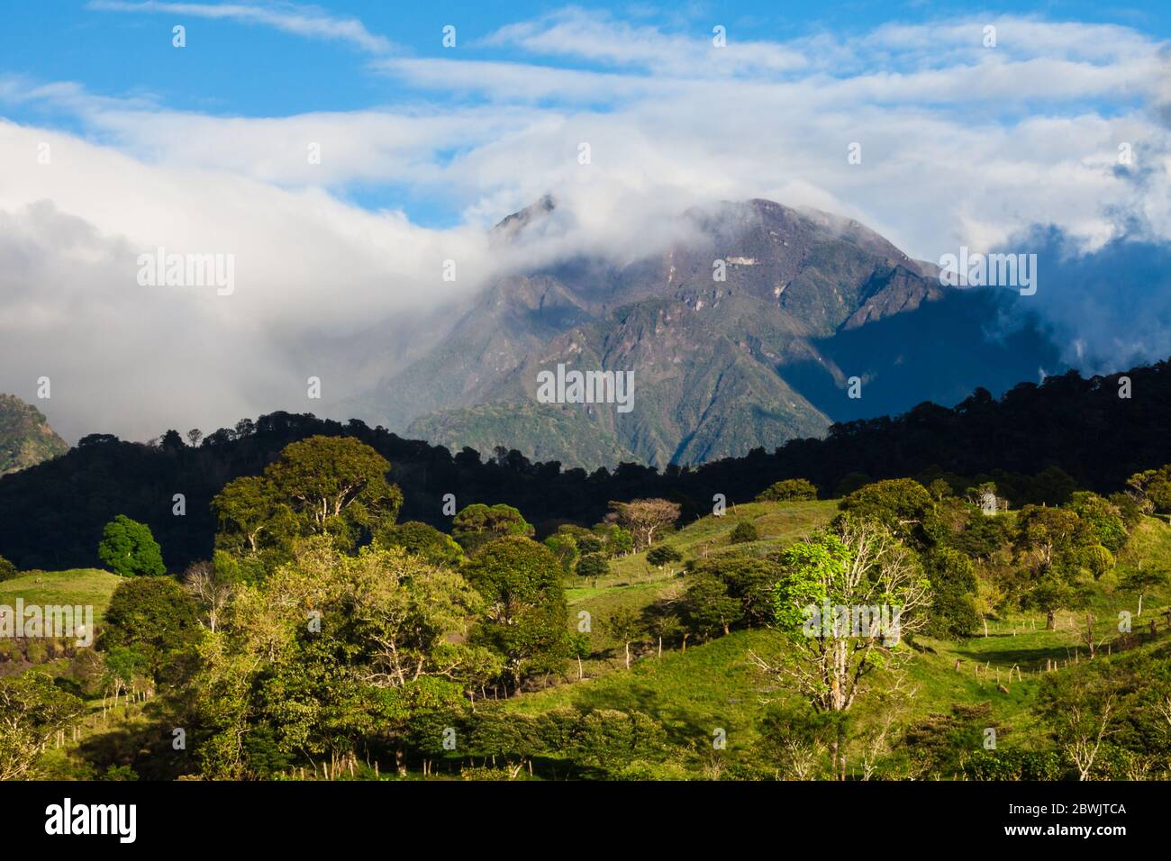 Luz de noche en Volvan Baru, 3475 m, visto desde las afueras de la ciudad de Volcan, provincia de Chiriqui, República de Panamá. Foto de stock
